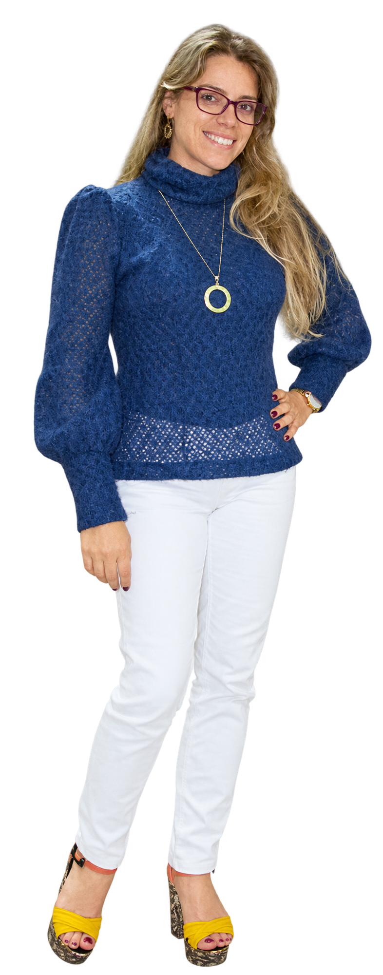 Fê Ávilla antes, com suéter azul, óculos e calça branca