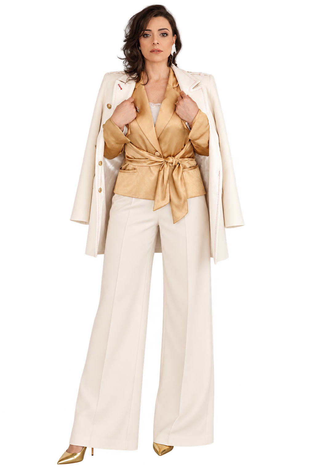 Fê Ávilla de corpo inteiro, com pantalona marfim e scarpin dourado